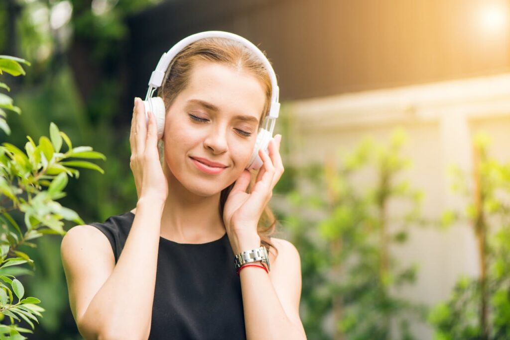 Frau Entspannung Musik Stressreduktion auf Arbeit So gelingt es