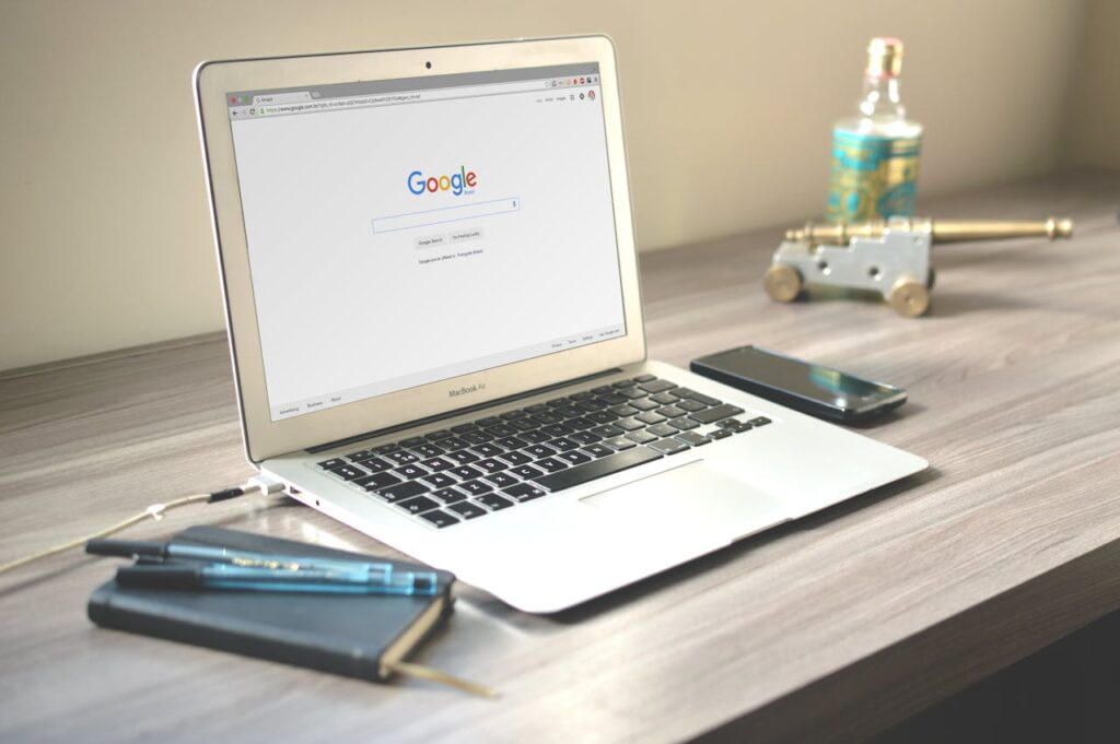 SEO Google Laptop Warum SEO zur Kundengewinnung so wichtig ist