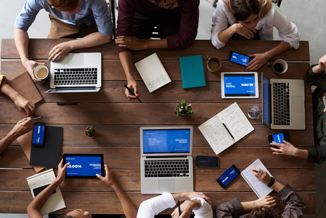 Team Besprechnung Meeting Konfliktlösungsstrategien für Probleme auf Arbeit