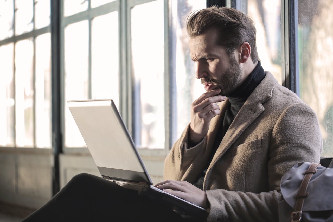 Mann denken überlegen Wie wichtig ist Kopfrechnen in Zeiten von KI und Smartphones