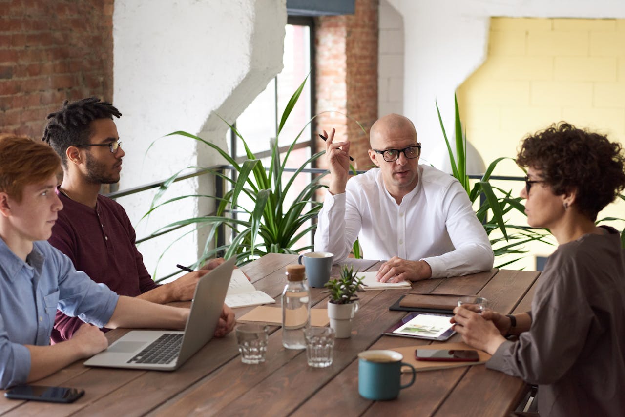 kulturell diverses Team Besprechung Seminar Arbeit IT-Weiterbildung für Mittelständler So geht es richtig