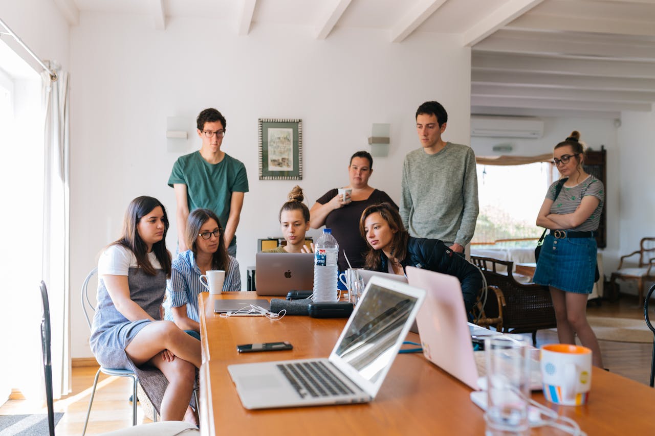 Team Laptop Arbeit Recruiting Games – spielerisch zum neuen Job