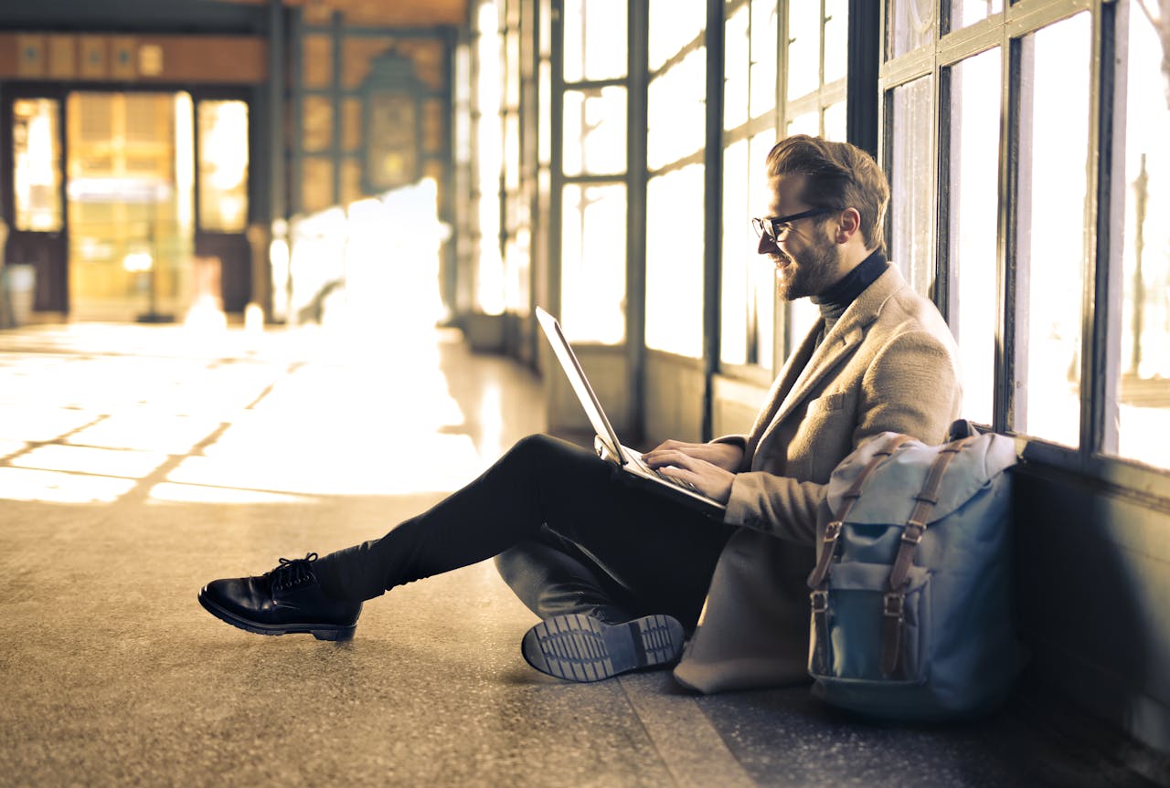 Mann Arbeit Laptop unterwegs Workaholic – Definition und Bedeutung