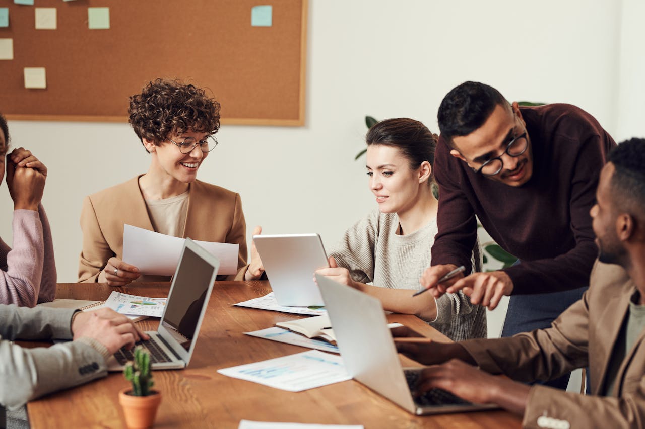 Mitarbeiter Team Besprechung Mitarbeitermotivation steigern – ein Überblick